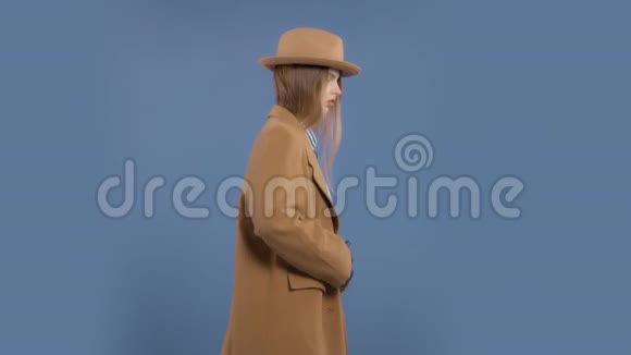 金发女郎慢动作脱下夹克的时尚编辑肖像视频的预览图