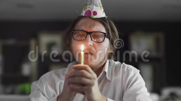 伤心的经理在办公室庆祝一个孤独的生日视频的预览图
