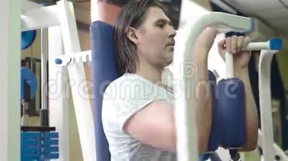 中年男子在胸蝶机上锻炼视频的预览图