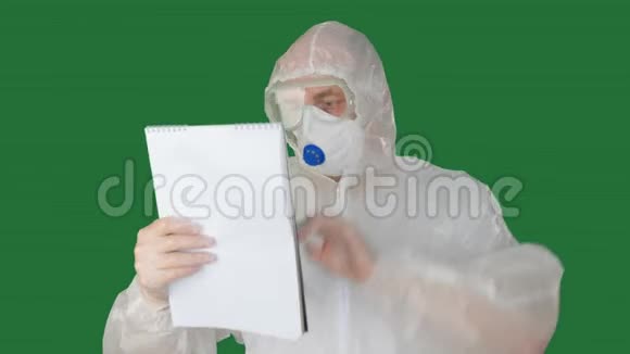 生物工程师在防护面罩和西装显示夹板与停止冠状病毒标志穿着安全服装警告的人视频的预览图