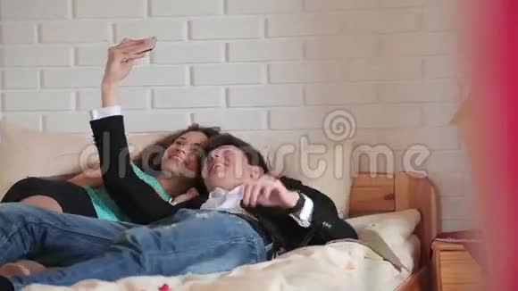 一对躺在床上自拍的情侣视频的预览图