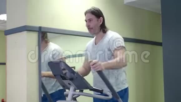 健身房里的中年男人心脏锻炼视频的预览图