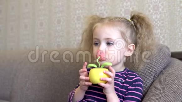 带花玩具的小女孩女孩嗅着玩具花花从太阳能电池中移动视频的预览图