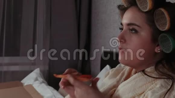胖女孩在床上吃披萨肥胖现代营养问题快餐饮食晚上吃超重问题视频的预览图