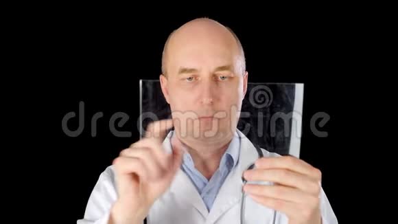 医生在黑色背景下触摸未来派平板电脑的透明屏幕男性医生使用触摸视频的预览图