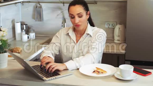 漂亮的拉丁女人在笔记本电脑上工作在工作中用电话交谈家庭工作自由职业现代技术视频的预览图