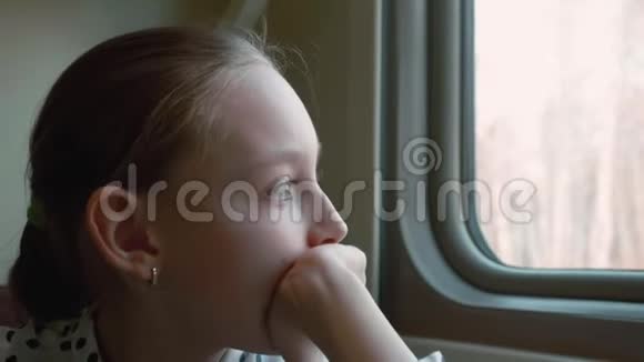 在旅行的时候看着训练窗口的女孩画像中的少女体贴地看着视频的预览图