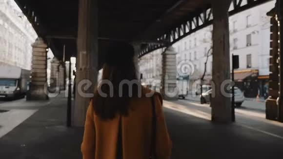 镜头跟随快乐时尚的女商人走在巴黎街下地铁立交桥铁路天桥慢动作视频的预览图