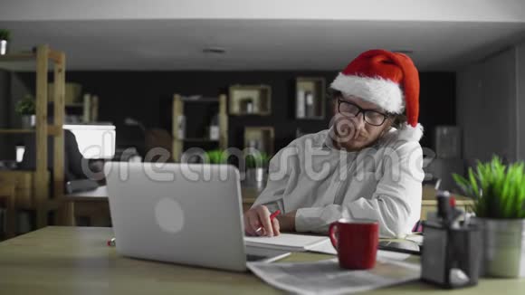 劳累困苦的经理在办公室过圣诞节视频的预览图