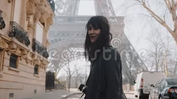 镜头跟随幸福美丽微笑的旅游妇女在浪漫的巴黎慢动作中走向著名的埃菲尔铁塔视频的预览图