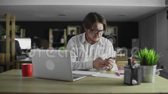 经理正在打电话和写信坐在办公桌前视频的预览图