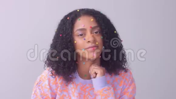 混合种族黑人妇女与创造性的化身化妆简单的彩色点化妆完美的皮肤视频的预览图