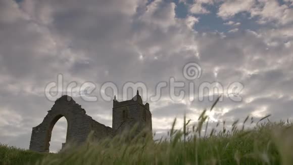 一片草地上古老的废墟视频的预览图