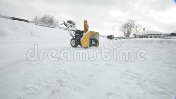 黄色扔雪机冬天移动摄像机视频的预览图