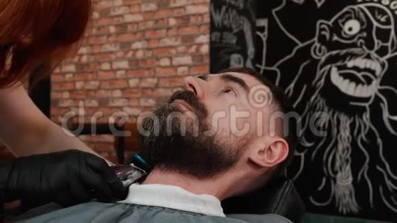 理发店用电动修边器和梳子刮胡子男用电动剃须刀修剪胡须视频的预览图