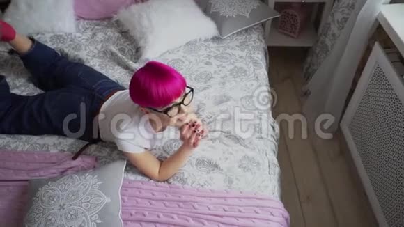 女孩躺在床上微笑视频的预览图