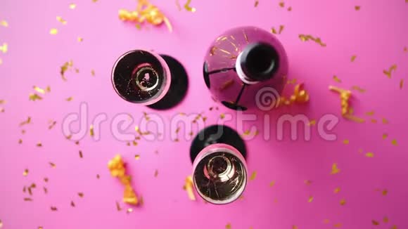 瓶装和两杯香槟酒带有金色装饰视频的预览图