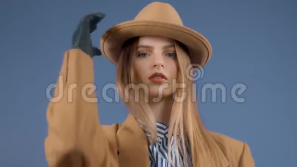 金发模特的时尚编辑画像上戴着一顶帽子视频的预览图