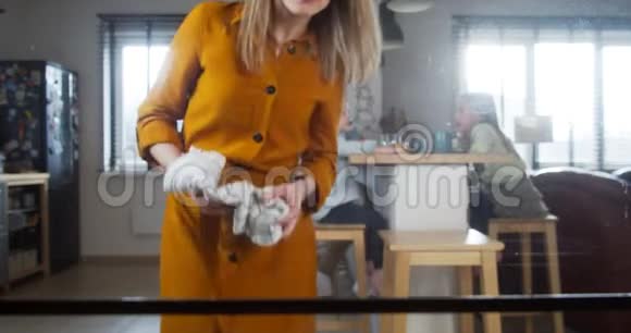 在家和家人一起做饭波夫年轻快乐的高加索女人从烤箱里拿出纸杯蛋糕在庆祝日慢动作视频的预览图