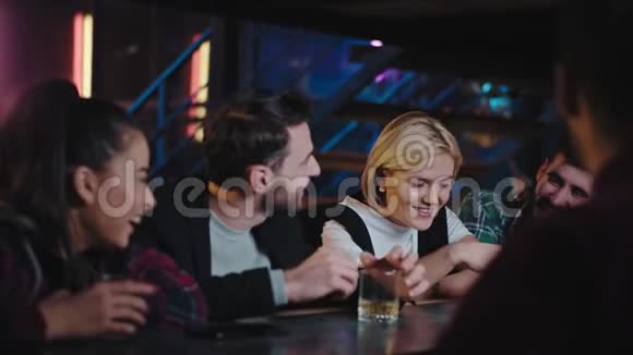 年轻有魅力的一群朋友在酒吧里庆祝他们开始喝的东西品尝鸡尾酒感受视频的预览图