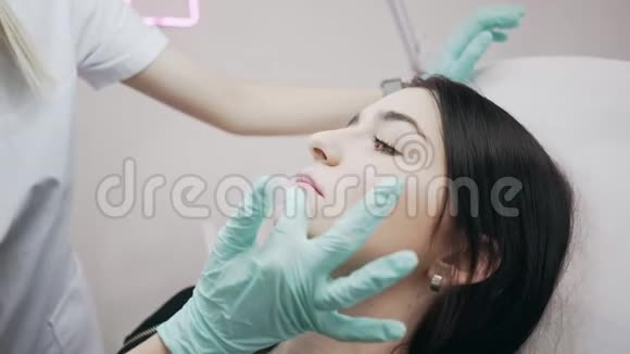 美容师准备在女性嘴唇上注射医生美容师做了隆唇手术视频的预览图