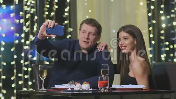 情侣坐在餐厅自拍视频的预览图