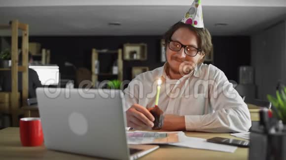 一个商人在办公室庆祝生日视频的预览图