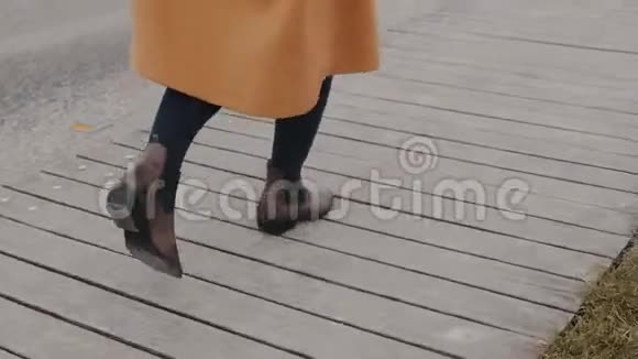 镜头倾斜在美丽的博客女性步行到令人惊叹的圣米歇尔堡垒岛度假慢动作视频的预览图