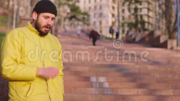 外面一个穿黄色夹克的人咳嗽得厉害他没有面具一个陌生人给他防护视频的预览图
