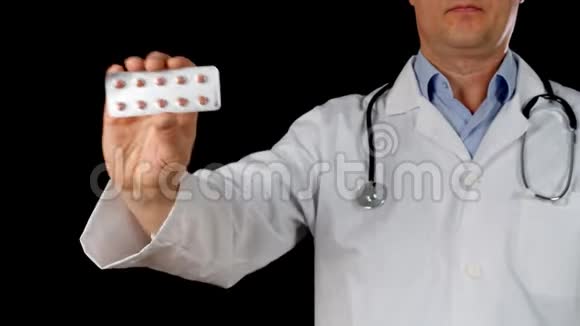 医生手持白色外套手持平板水泡前相机隔离在黑色背景上医务长视频的预览图