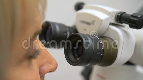 医生用过显微镜牙医在现代牙科诊所治疗病人作业采用围堰进行视频的预览图