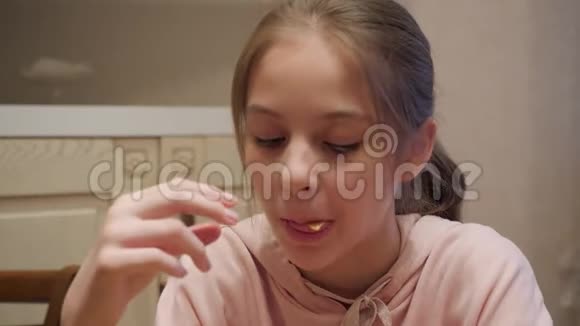 漂亮的少女在家吃美味的薯条视频的预览图