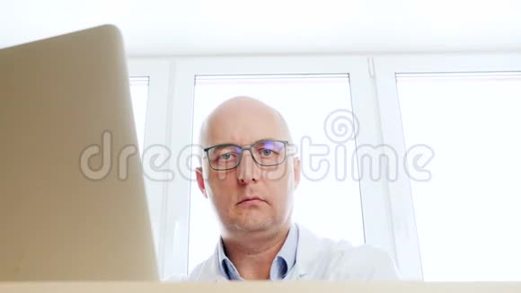 治疗师在诊所的医务处从口袋里拿出药丸男性医生把药片袋放在前面视频的预览图