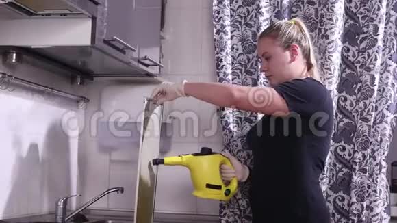 厨房锅盖专业清洁滤网特写视频的预览图