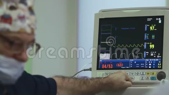 显示病人生命体征的心脏和病人监视器医学就是保健现代运作现代视频的预览图