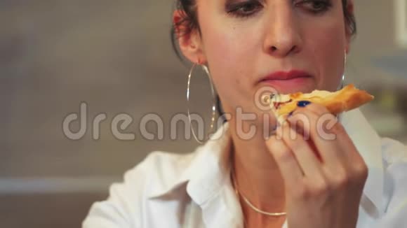 漂亮的拉丁女人吃披萨特写快餐市内食品视频的预览图