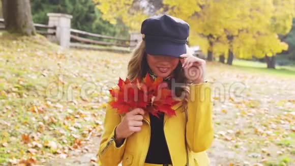 迷人的年轻女子带着性感的微笑在秋天公园散步4k视频镜头慢镜头视频的预览图