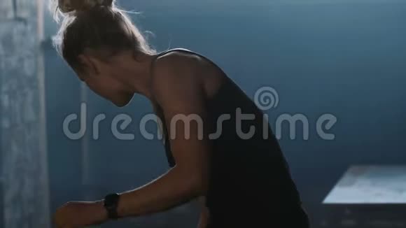 美丽的职业欧洲运动员女子在黑暗的健身房更衣室擦汗疲惫的慢动作视频的预览图