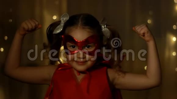 小女孩扮演超级英雄搞笑宝宝穿红雨衣打权力超级英雄超级英雄和权力概念视频的预览图