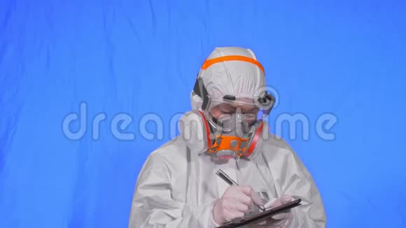 呼吸器的病毒学家用手写笔在平板电脑中写作戴防护口罩的妇女视频的预览图