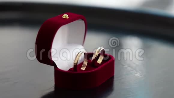 红色盒子里的金色结婚戒指视频的预览图