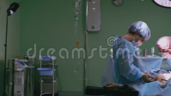现代医学一组外科医生做手术现代医疗设备使外科医生能够进行精细操作视频的预览图