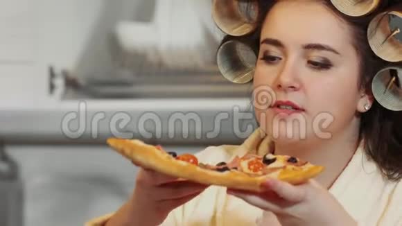 胖女孩在床上吃披萨肥胖现代营养问题快餐饮食晚上吃超重问题视频的预览图