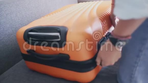 酒店客房内的旅行妇女打开行李箱视频的预览图