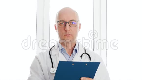 医生在医院体检时在夹板上书写白色外套听诊器书写练习者视频的预览图