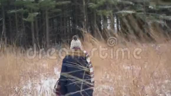 冬天走在树林里穿过高大的草原草地视频的预览图