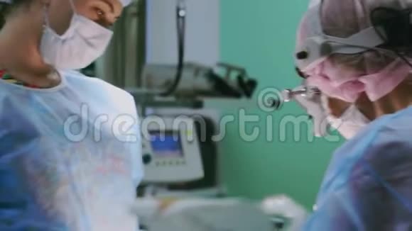 现代医学一组外科医生做手术现代医疗设备使外科医生能够进行精细操作视频的预览图