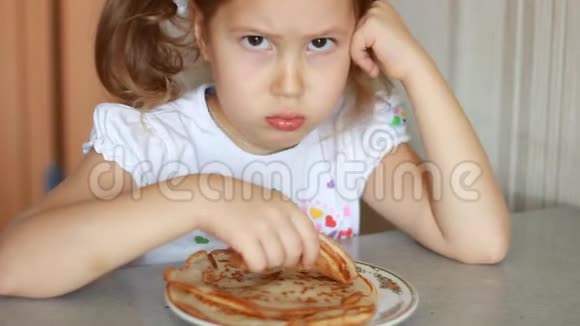 悲伤的女婴肖像谁不想吃煎饼孩子要哭了视频的预览图