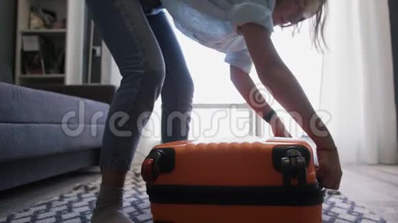 酒店客房内旅行妇女打开手提箱视频的预览图