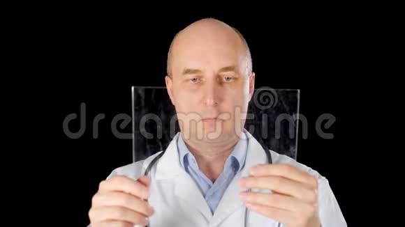 光头医生在黑色背景的透明平板电脑上滑动屏幕男医服滑动触摸视频的预览图